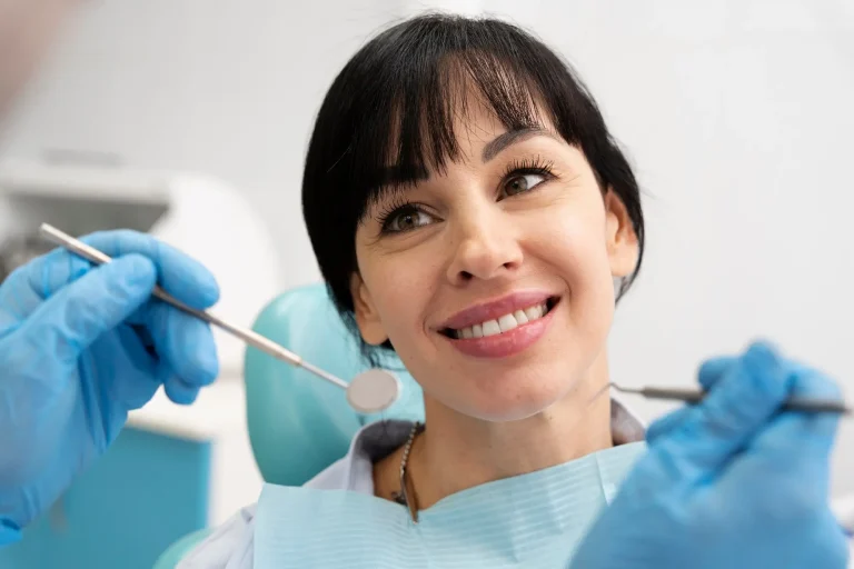 dentista-esta-revisando-al-paciente_23-2149206249