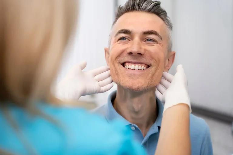 doctor-revisando-hombre-cerca_23-2149103570