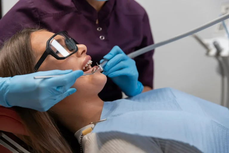 primer-plano-dentista-usando-instrumentos_23-2151053272